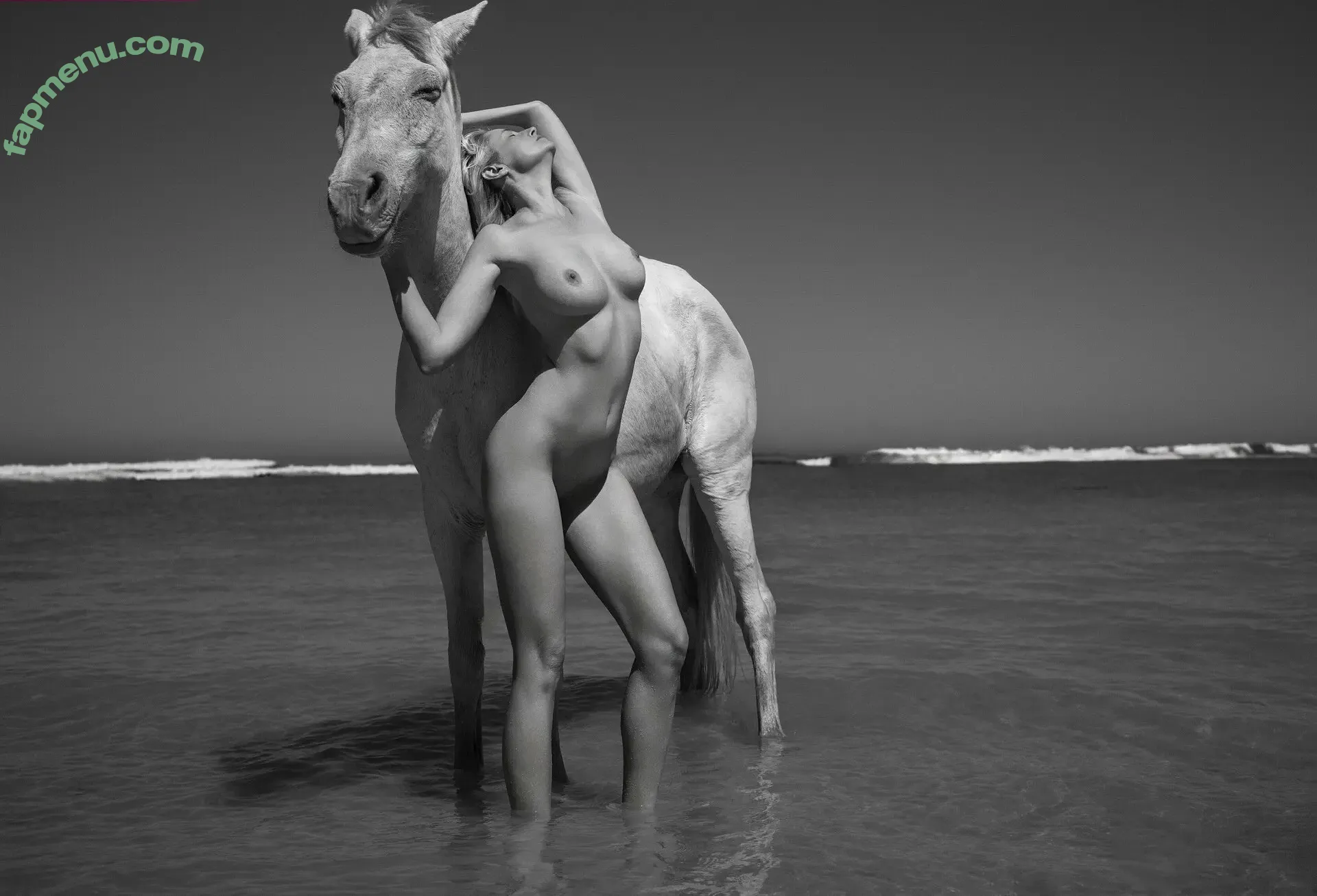 Genevieve Morton nude photo #0721 (genevievemorton / watch.genevieve)