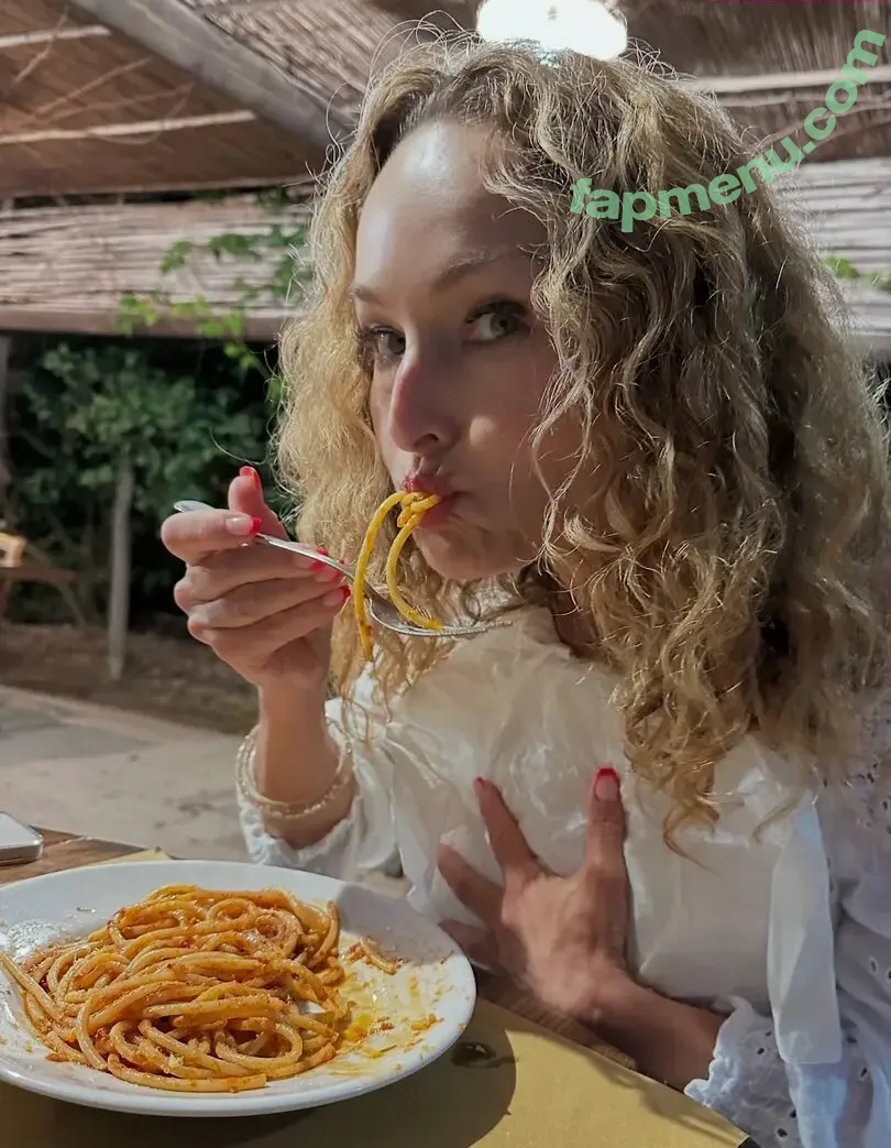 Giada De Laurentiis nude photo #0218 (giadadelaurentiis)