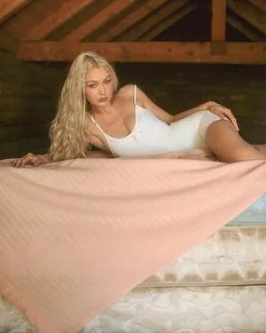 Gigi Hadid / GiGiHadid / aaliyahhadid / officialgigihadid nude photo #0129