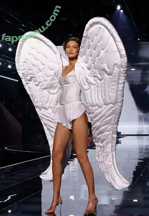 Gigi Hadid / GiGiHadid / aaliyahhadid nude photo #1158