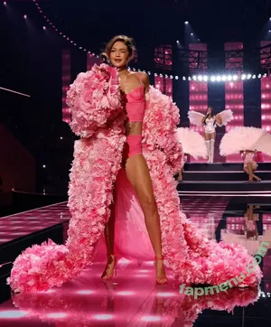 Gigi Hadid / GiGiHadid / aaliyahhadid nude photo #1184