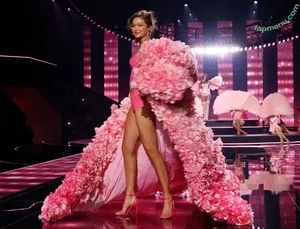 Gigi Hadid / GiGiHadid / aaliyahhadid nude photo #1187