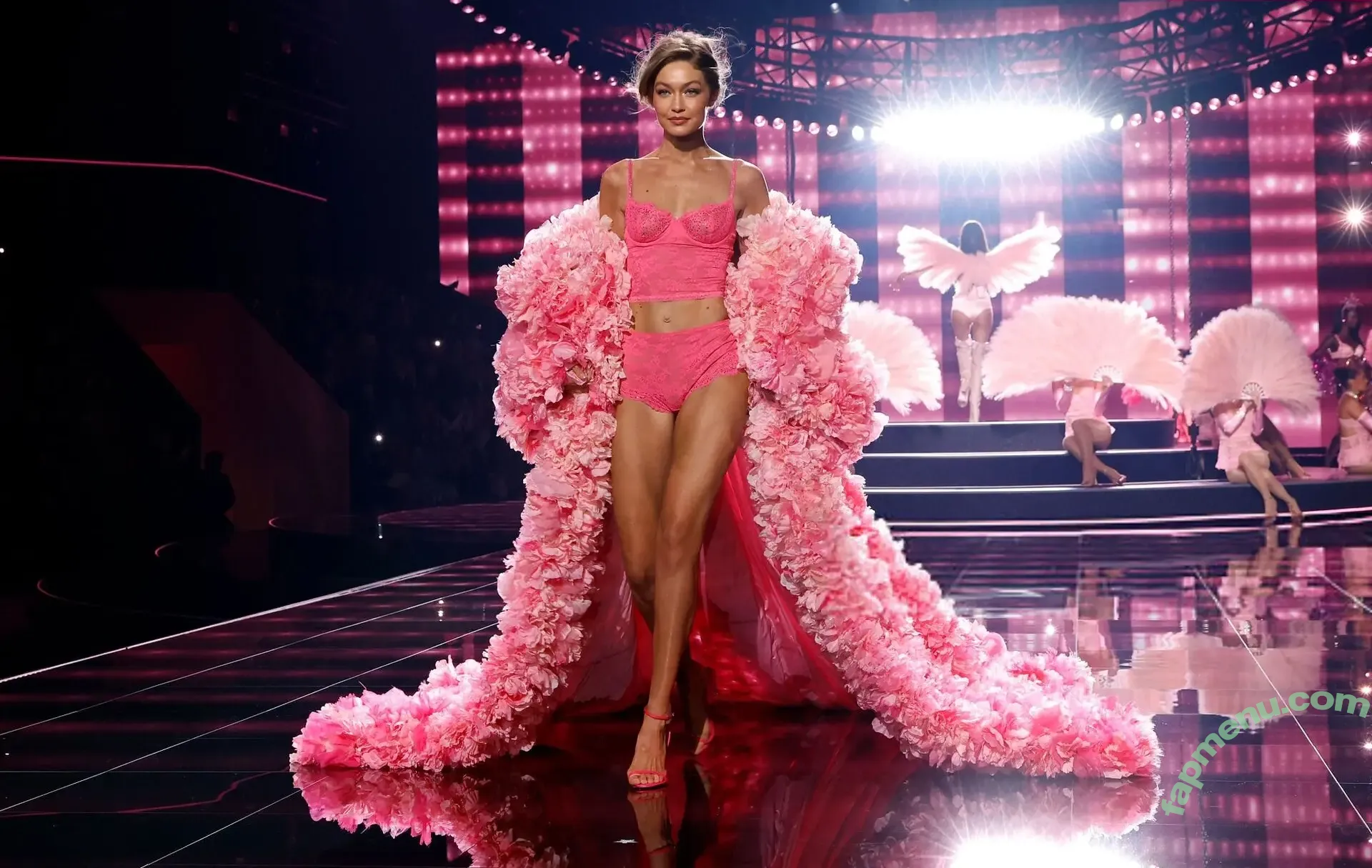 Gigi Hadid nude photo #1181 (GiGiHadid / aaliyahhadid)