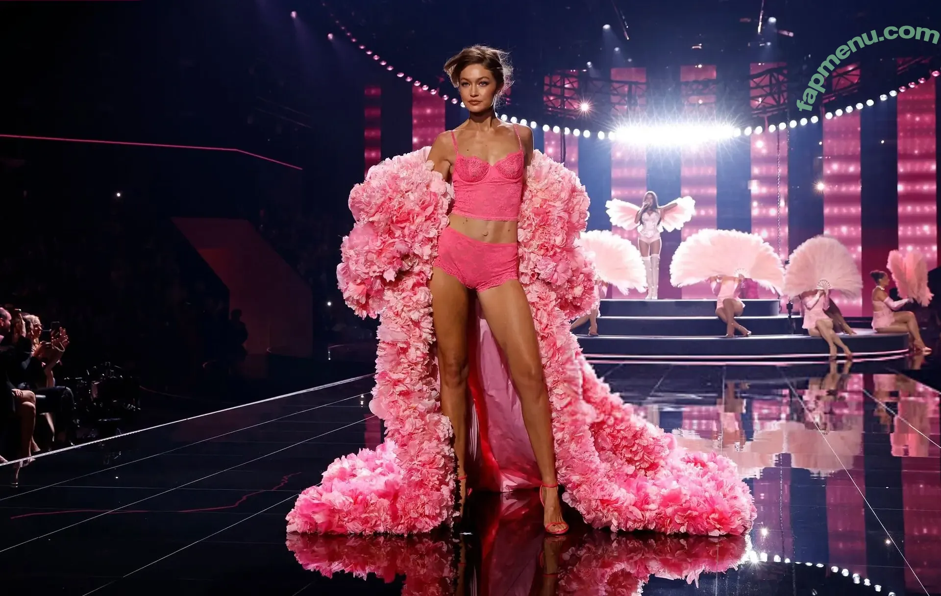 Gigi Hadid nude photo #1185 (GiGiHadid / aaliyahhadid)