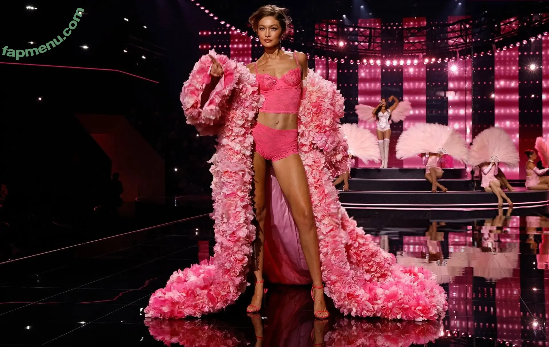 Gigi Hadid nude photo #1191 (GiGiHadid / aaliyahhadid)