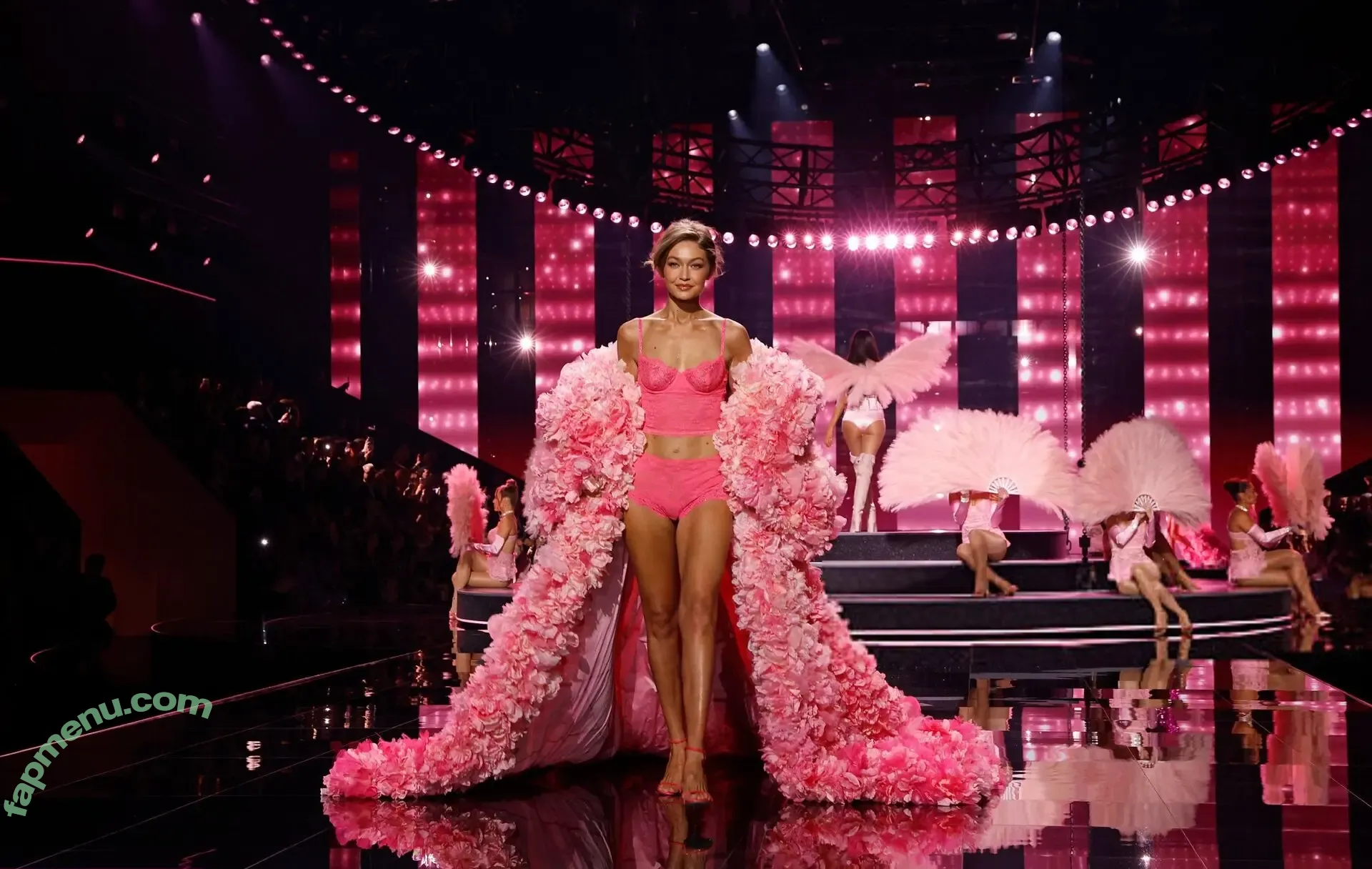 Gigi Hadid nude photo #1195 (GiGiHadid / aaliyahhadid)