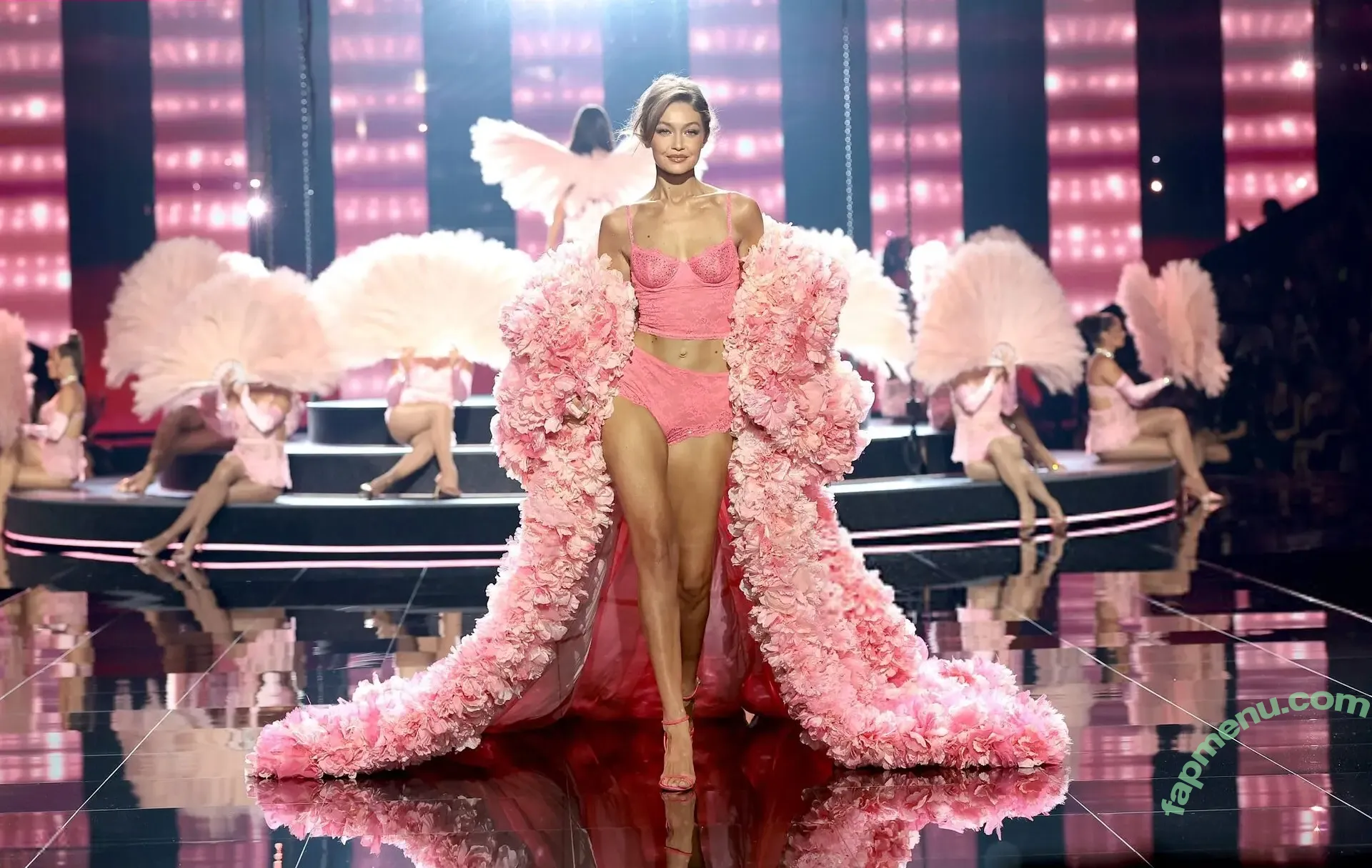 Gigi Hadid nude photo #1197 (GiGiHadid / aaliyahhadid)