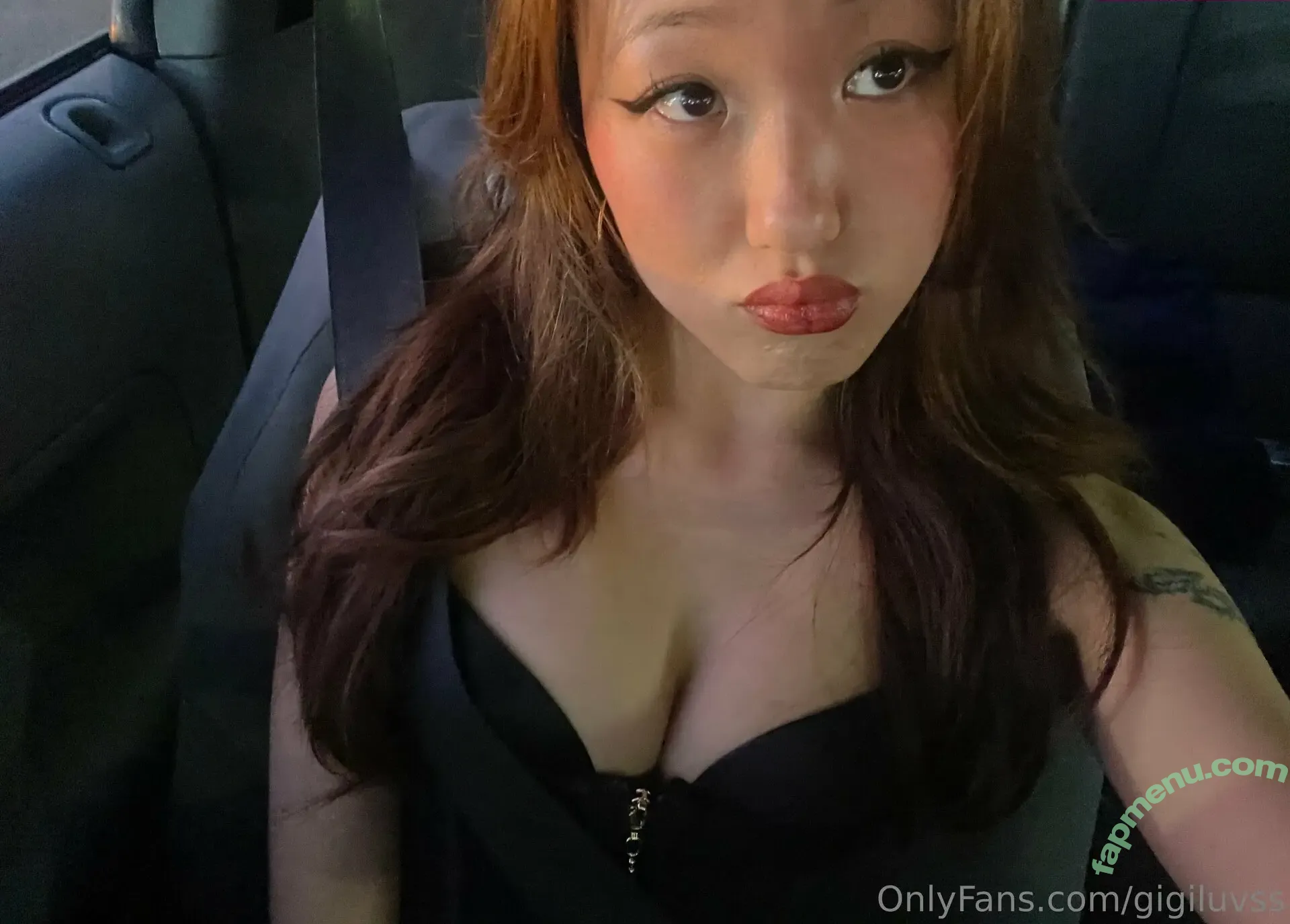 gigiluvss nude photo #0003 (gigiluvss)