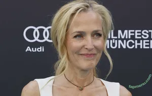 Gillian Anderson / gilliana nude photo #0679