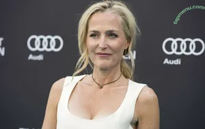 Gillian Anderson / gilliana nude photo #0683