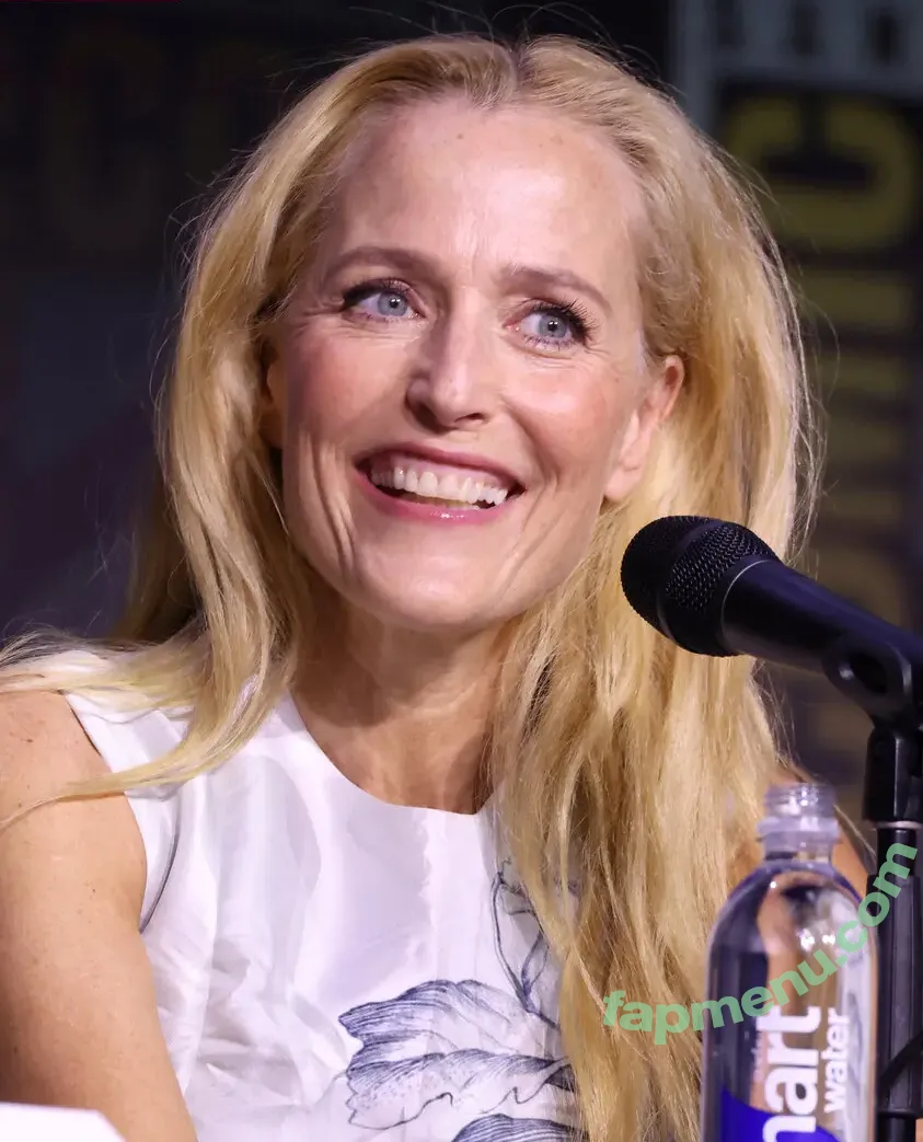 gilliananderson nude photo #0013 (gilliananderson)