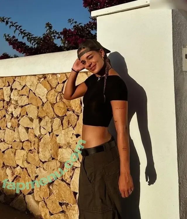 Giovana Queiroz Costa nude photo #0020 (Giovana Queiroz Costa)