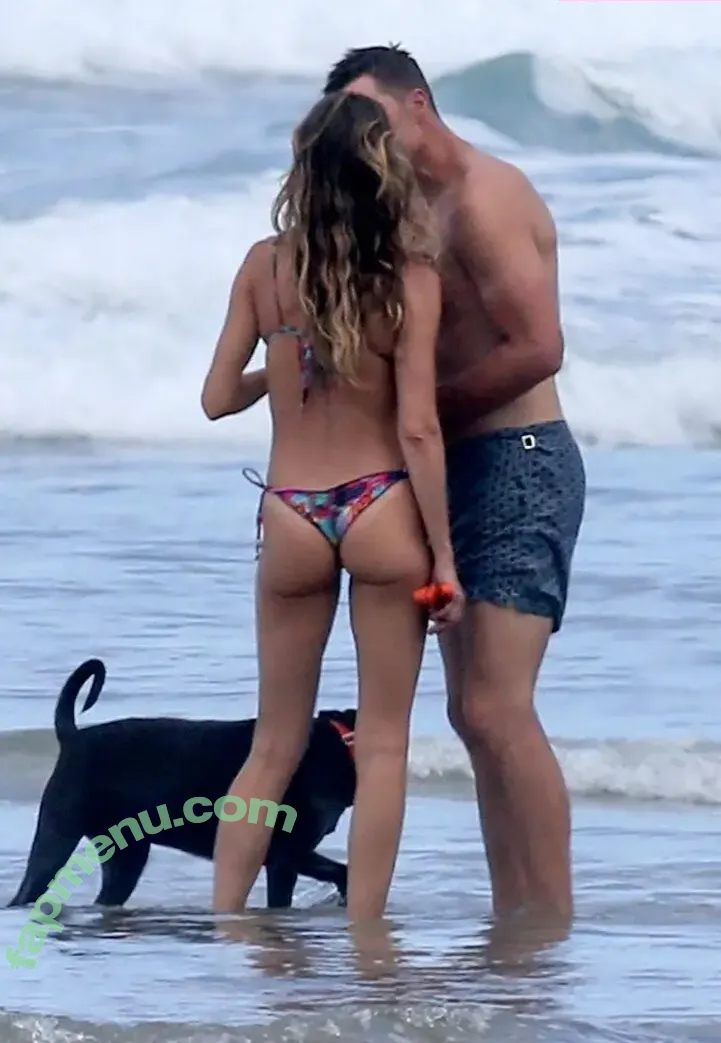 Gisele Bündchen nude photo #0481 (gisele / giseleofficial)