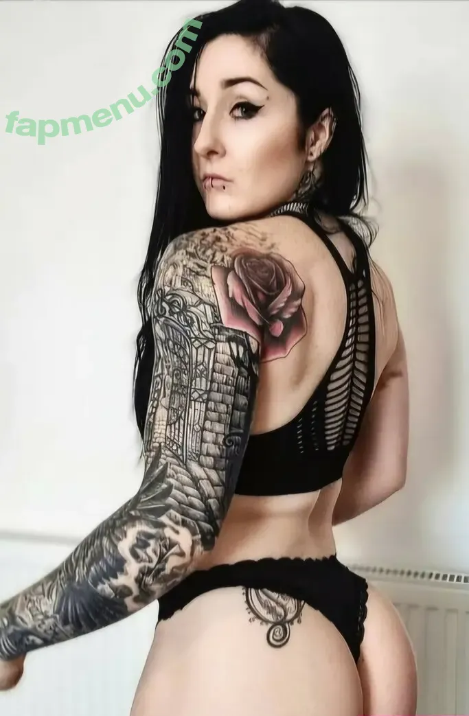 Goth Muscle Mommy nude photo #0009 (buffgothmom / gothbutt.xo / roxxymission)