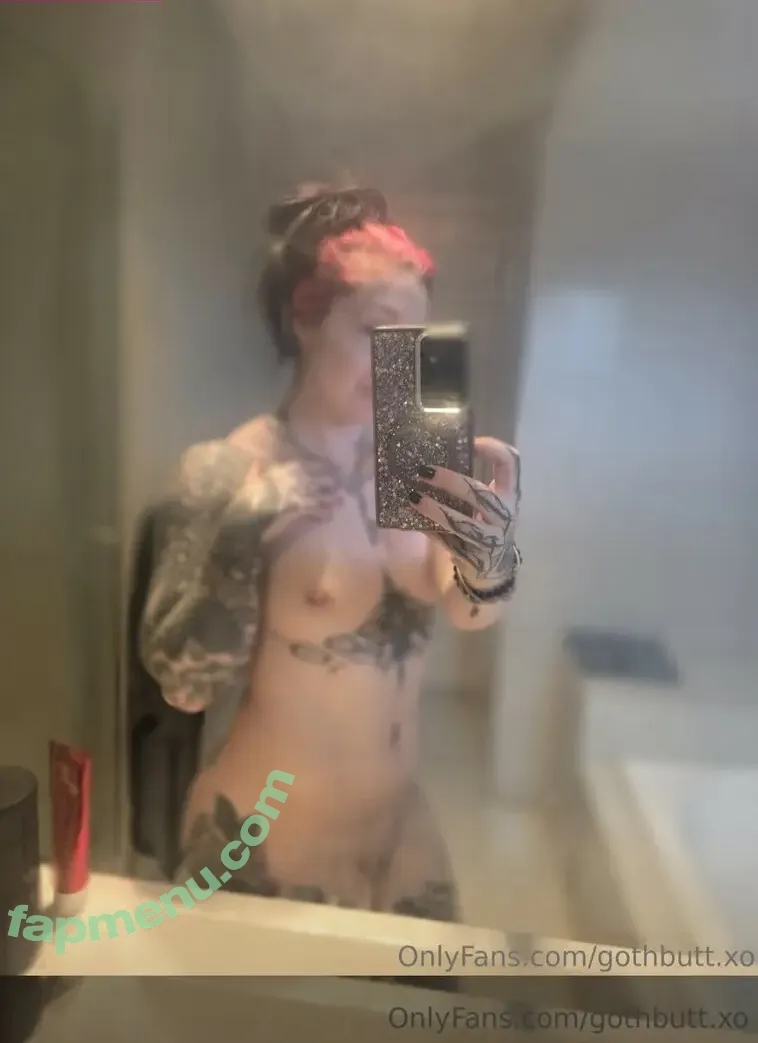 Goth Muscle Mommy nude photo #0029 (buffgothmom / gothbutt.xo / roxxymission)
