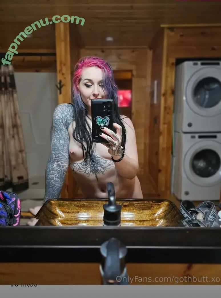 Goth Muscle Mommy nude photo #0036 (buffgothmom / gothbutt.xo / roxxymission)