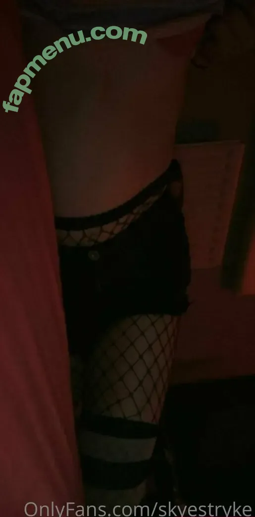 gothgirlskye nude photo #0011 (altgirlskye)