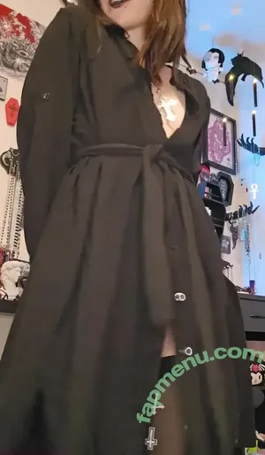 GwenInTheGraveyard nude