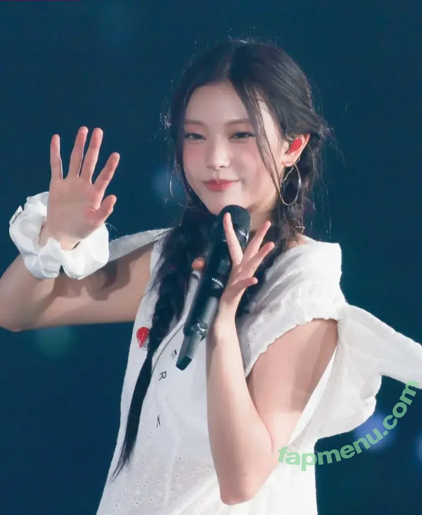 Haerin nude photo #0042 (Jeans / NewJeans_twt / newjeans_official)