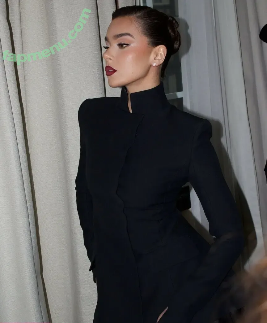 Hailee Steinfeld nude photo #0430 (hailee_steinfeld / haileesteinfeld)