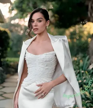 Hailee Steinfeld / haileesteinfeld nude photo #0003