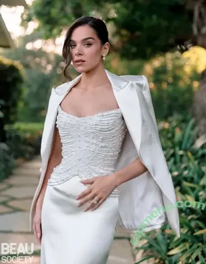 Hailee Steinfeld / haileesteinfeld nude photo #0006