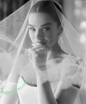 Hailee Steinfeld / haileesteinfeld nude photo #0009