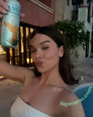 Hailee Steinfeld / haileesteinfeld nude photo #0015
