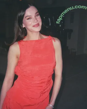 Hailee Steinfeld / haileesteinfeld nude photo #0019