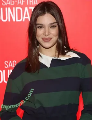 Hailee Steinfeld / haileesteinfeld nude photo #0096