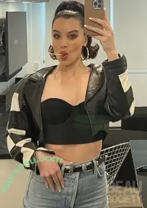 Hailee Steinfeld / haileesteinfeld nude photo #0121