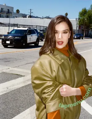 Hailee Steinfeld / haileesteinfeld nude photo #0124