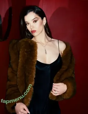 Hailee Steinfeld / haileesteinfeld nude photo #0125