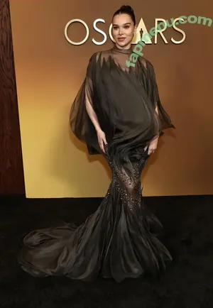 Hailee Steinfeld / haileesteinfeld nude photo #0190