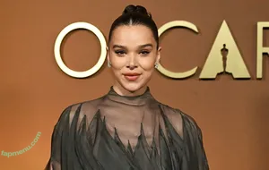 Hailee Steinfeld / haileesteinfeld nude photo #0194