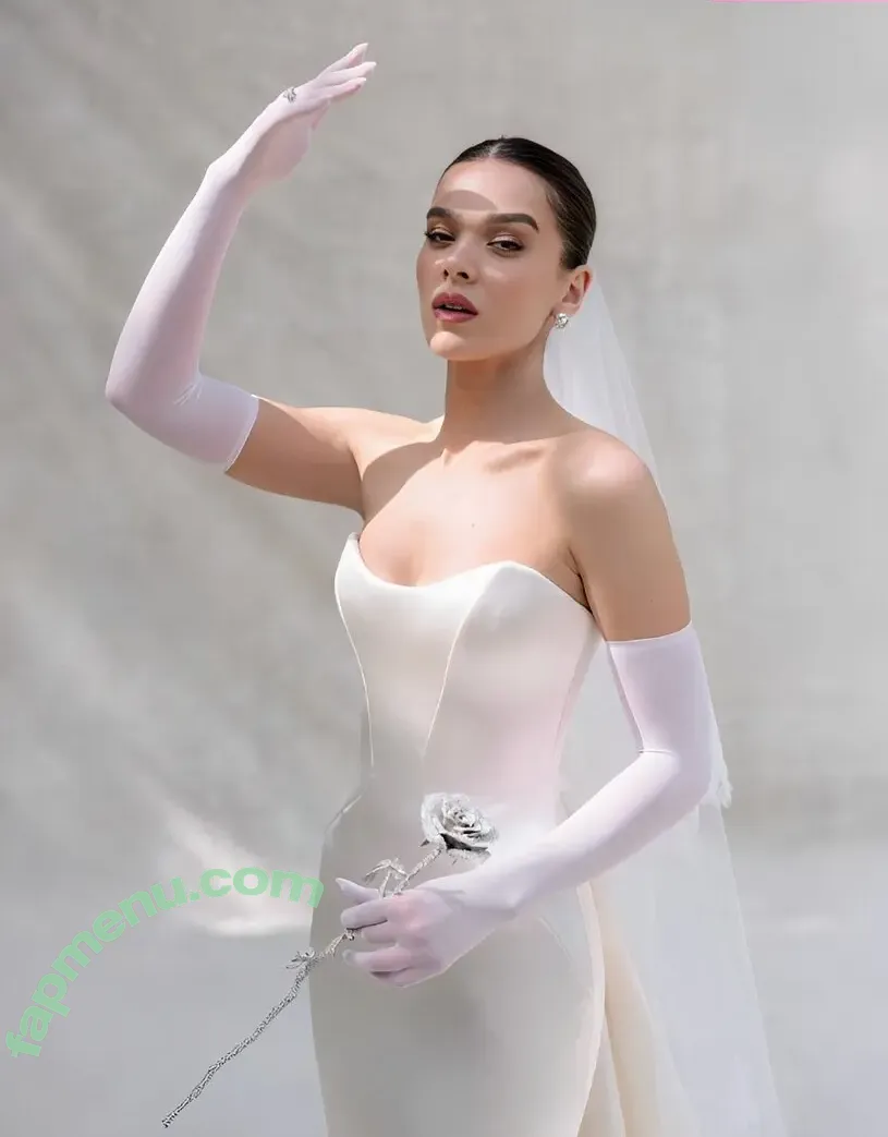 Hailee Steinfeld nude photo #0001 (haileesteinfeld)
