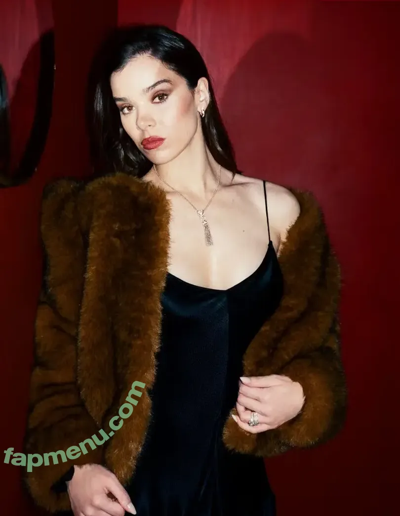 Hailee Steinfeld nude photo #0125 (haileesteinfeld)