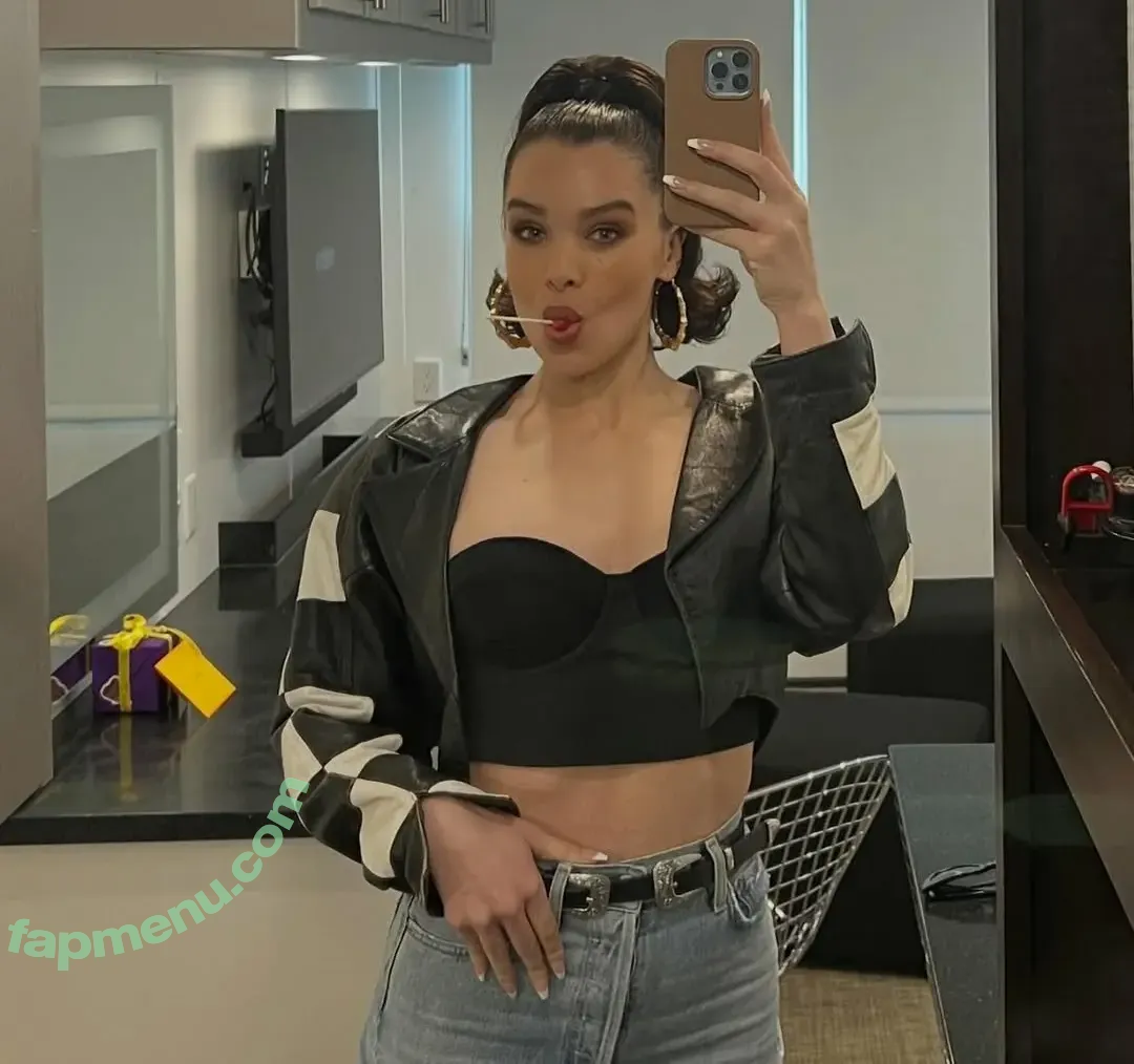 Hailee Steinfeld nude photo #0152 (haileesteinfeld)