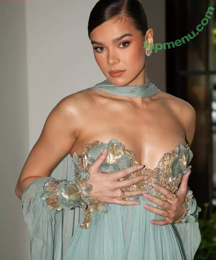 Hailee Steinfeld OnlyFans Leak: Nude photo #