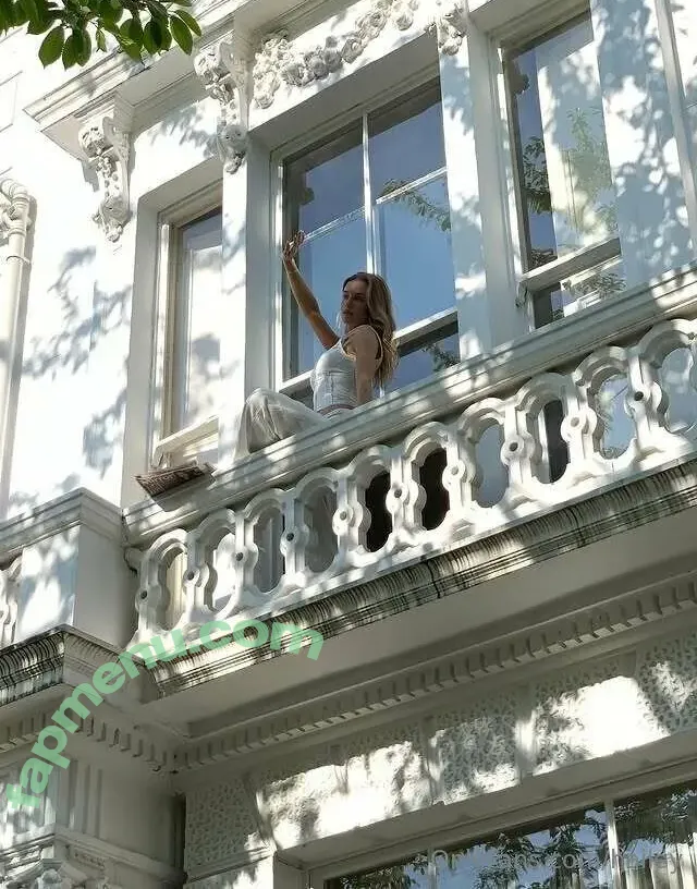 hailey nude photo #0002 (haileybieber)