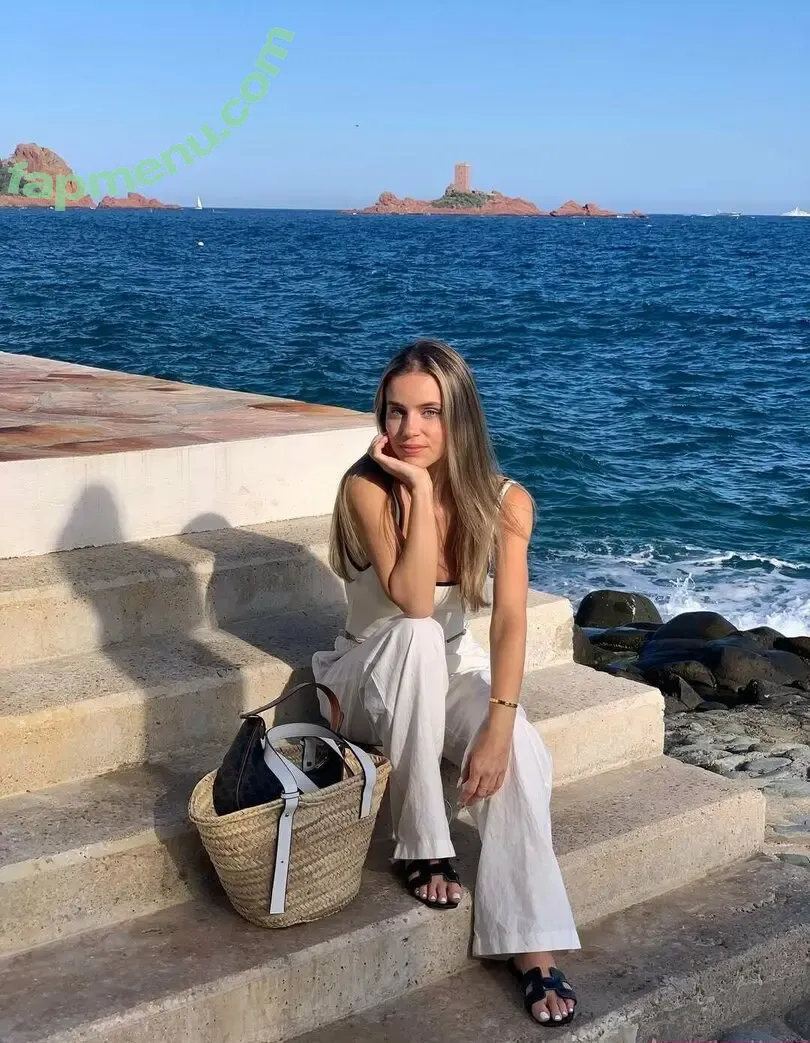 hailey nude photo #0009 (haileybieber)