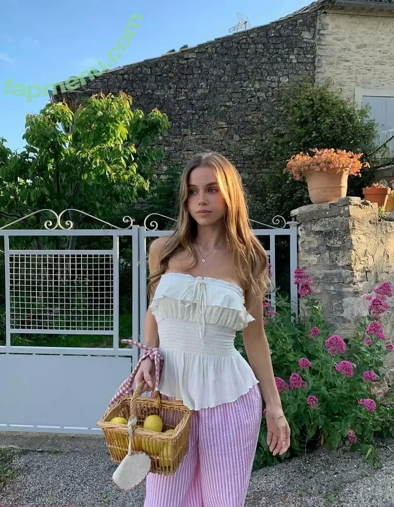 hailey nude photo #0026 (haileybieber)