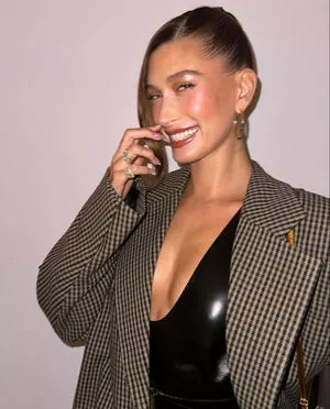 Hailey Baldwin Bieber / haileybieber nude photo #0359