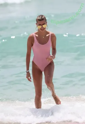 Hailey Baldwin Bieber / haileybieber nude photo #1066