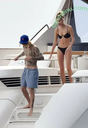 Hailey Baldwin / haileybieber nude photo #0132