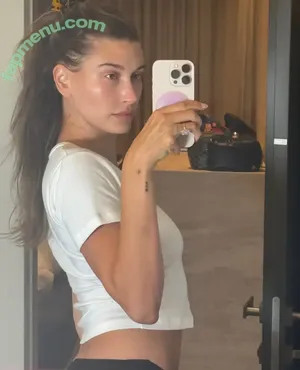 Hailey Baldwin / haileybieber nude photo #0178