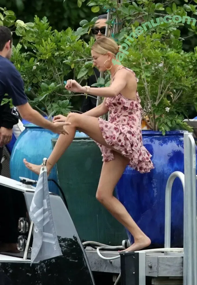 Hailey Baldwin nude photo #0133 (haileybieber)