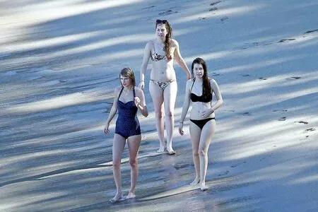 Haim Sisters / haimtheband nude photo #0021