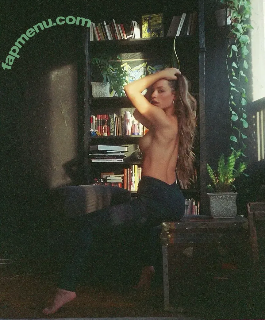 Haley Leach nude photo #0039 (Haleycatharine)