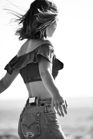 Haley Lu Richardson / haleyluhoo nude photo #0029